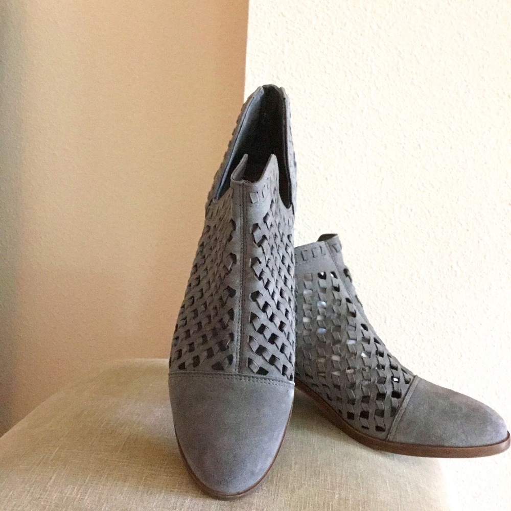 Vince Camuto, 71/2 Gray Stone “New”